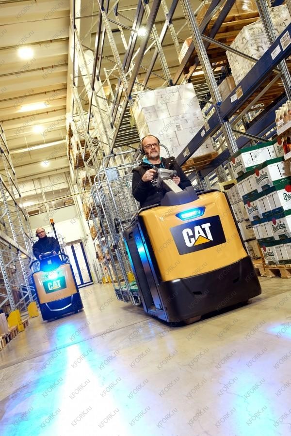 Низкоуровневый подборщик заказов CAT NO12N2FP с подъемными вилами, с подъемной платформой оператора