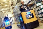 Низкоуровневый подборщик заказов CAT NO12N2FP с подъемными вилами, с подъемной платформой оператора